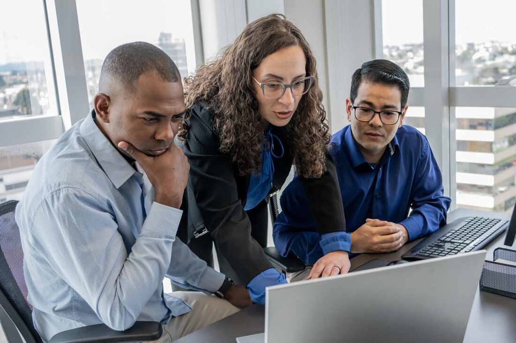 2 employees reviewing employee monitoring data.